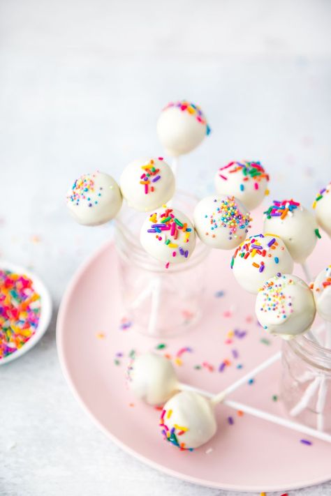 Funfetti Cake Pops, Frozen Cake Pops, Make Cake Pops, Chocolate Cake Pops, Cake Pop Molds, Cake Pop Stands, Birthday Cake Pops, Cake Pops How To Make, Store Bought Cake