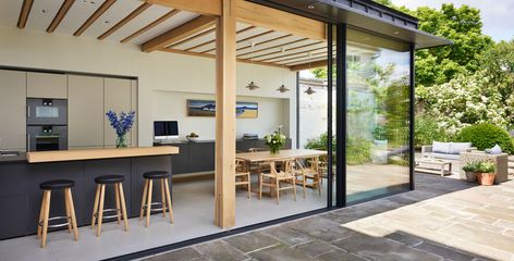 Indoor Outdoor Kitchen Ideas, Enclosed Outdoor Rooms, Glass Extension Kitchen, Outdoor Kitchen Extension, Enclosed Outdoor Kitchen, Villa Bogor, Open Air Kitchen, Open Kitchen And Dining, Indoor Outdoor Living Space