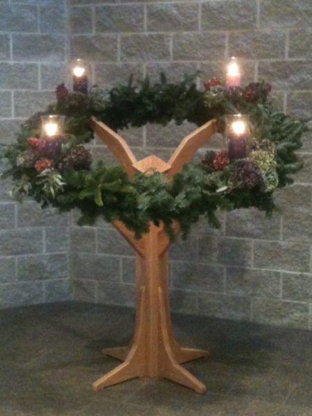 Advent Church Decorations, Wreath Decorating Ideas, Advent Candle, Wreath Stand, Wreath Drawing, Church Stage, Advent Candles, Advent Wreath, Altar Decorations