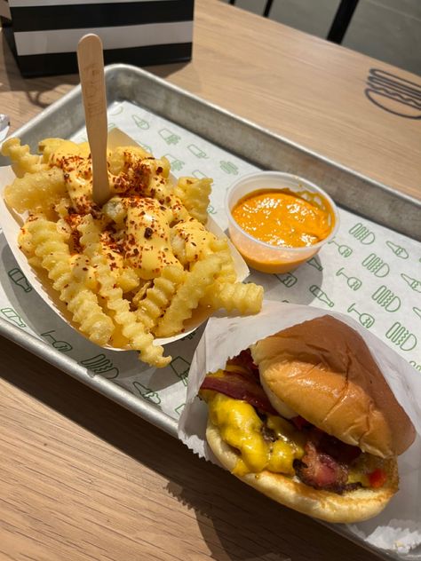 Cant go wrong with shake shack Shake Shack Aesthetic, Shake Shack Sauce, Shake Shak, Sick Food, Big Appetite, Fast Foods, Shake Shack, Food Babe, Dinner Meals