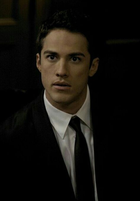 Tyler Lockwood - Werewolf Tyler Tvd, Tyler Vampire Diaries, Tvd Fanfiction, Tvd Boys, Tyler Lockwood, Calligraphy Flowers, Tvd Dr, Quiz Buzzfeed, High School Romance