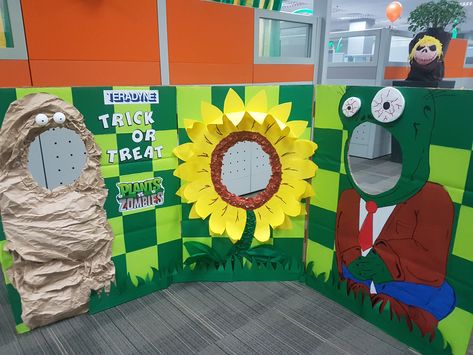 Plants Vs Zombies Trunk Or Treat, Plants Vs Zombies Decorations, Halloween Cubicle, Zombie Decorations, Video Game Crafts, Diy Video Game, Game Crafts, Zombie Birthday Parties, Office Halloween