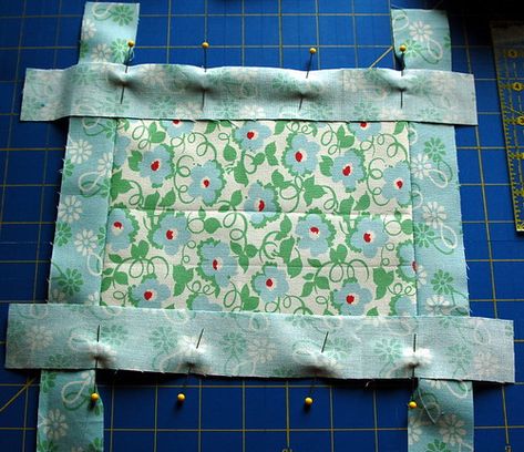 Sewing Mitered Corners, Quilt Binding Tutorial, Quilt Corners, Amish Quilt, Binding Tutorial, Quilt Borders, Quilt Tips, Quilt Border, Quilt Binding