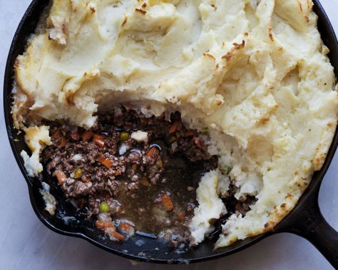 Traditional Shepherds Pie, Cottage Pie Recipe, Shepherds Pie Recipe, Cottage Pie, Shepherd's Pie, Cooked Veggies, Creamy Mashed Potatoes, Shepherds Pie, Irish Recipes