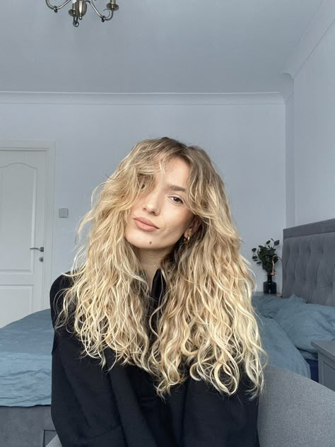 Long Curtain Bangs Wavy Curly Hair, Wavy Curly Fringe, Curtain Bangs Naturally Wavy Hair, Long Fringe Wavy Hair, Curtain Bangs With Wavy Hair Naturally Curly, Curly Wavy Hair With Curtain Bangs, Naturally Wavy Hair With Curtain Bangs, Natural Curly Curtain Bangs, Curtain Bangs With Natural Curly Hair