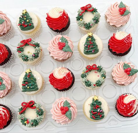 Christmas Cupcake Designs Simple, Vintage Christmas Cupcakes, Simple Christmas Cupcakes Decoration, Christmas Gender Reveal Cupcakes, Simple Christmas Cupcakes Ideas, Christmas Mini Cupcake Ideas, Christmas Flavor Cupcakes, Pink Christmas Cupcakes, Xmas Muffins