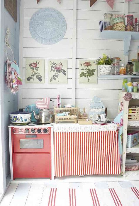 Beach Hut Interior, Cubby House Ideas, Playhouse Interior, Wendy House, Cubby Houses, Cottage Kitchens, Shabby Chic Crafts, Deco Vintage, Cottage Kitchen