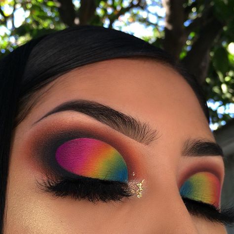 Melissa Isabel ✨ on Instagram: “Unleash your inner artist 🎨 #morphexjamescharles DETAILS: BROWS- @anastasiabeverlyhills #dipbrow in ebony SHADOWS- @morphebrushes x…” Smokey Cat Eye Makeup, Charming Eyes, Dramatic Eye Makeup, Bright Makeup, Pride Makeup, Rainbow Makeup, Cat Eye Makeup, Colorful Eye Makeup, Makeup Guide