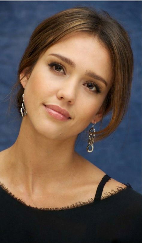 Jessica Alba Makeup, Honest Beauty Makeup, Makeup Tips For Brown Eyes, Makeup Nude, Honest Beauty, Girl Braids, Girls Braids, Stunning Eyes, Nude Lip