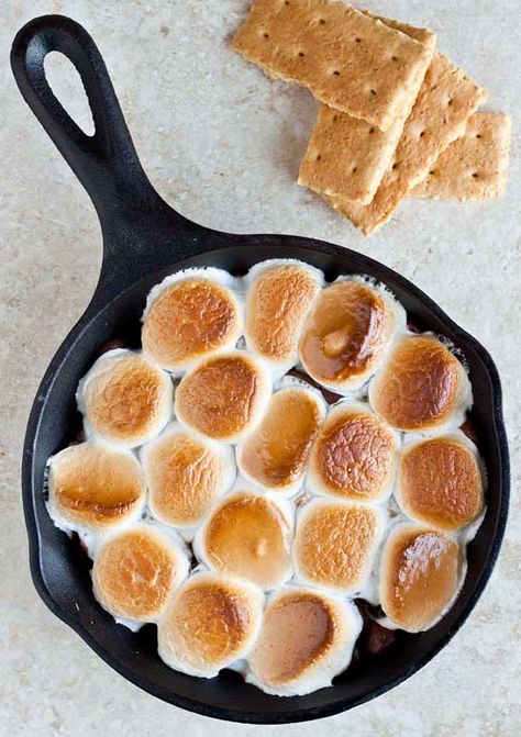 smores dip Smores Dip Recipe, Indoor Smores, Skillet Desserts, Smores Dip, Smore Recipes, Dessert For Two, Best Comfort Food, S'mores, Dessert Ingredients