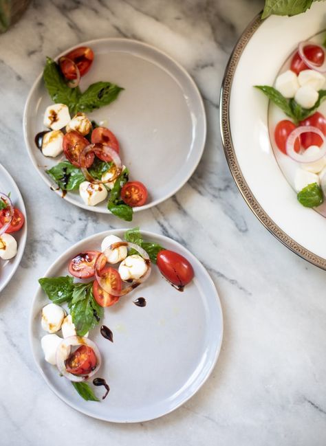 Insalata Caprese - Simple Caprese Salad Fancy Salads Presentation, Pretty Food Presentation, Valentine Salad, Easy Caprese Salad, Salad Presentation, Salad For Summer, Fine Dining Plating, Salad Design, Ensalada Caprese