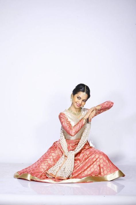 Shivangi Dake Kathak Dress Anarkali Dancers, Kathak Photoshoot, Katak Dance, Kathak Poses, Kathak Dress, Kathak Costume, 30th Photoshoot, Indian Dances, Indian Classical Dancer