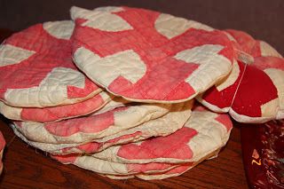 Repurposed Old Quilts Ideas, Ideas For Old Quilt Pieces, Uses For Old Quilts, Things To Make With Old Quilts, Upcycle Quilt Ideas, Repurpose Old Quilts, What To Do With Old Quilts, Vintage Quilt Crafts, Upcycle Quilt