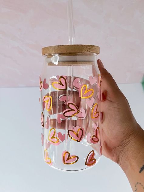 Tumbler, cup Glass Tumbler Design, Trendy Water Bottles, Cute Coffee Cups, Projets Cricut, Diy Glass Bottle Crafts, Coffee Cup Design, Pretty Mugs, Pretty Cups, Diy Cups