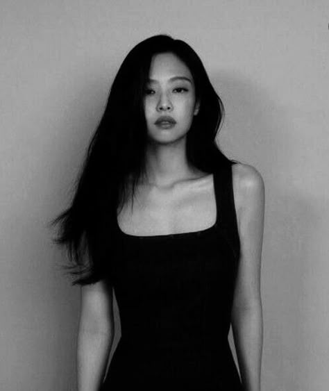 Queen Jenny, Blur Picture, Blink Book, Jennie Kim Blackpink, Black And White Aesthetic, Black Pink Kpop, White Aesthetic, Blackpink Jennie, Blackpink Jisoo