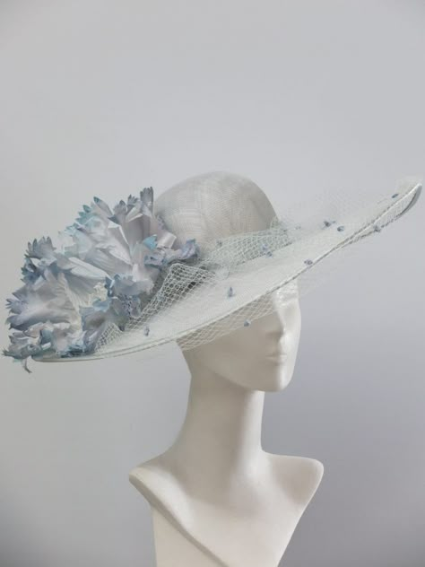 Elegant White Hat, John Boyd, Kentucky Derby Outfit, Princesa Sophia, Church Lady Hats, Derby Outfits, Luxury Hats, Crazy Hats, Floral Hat