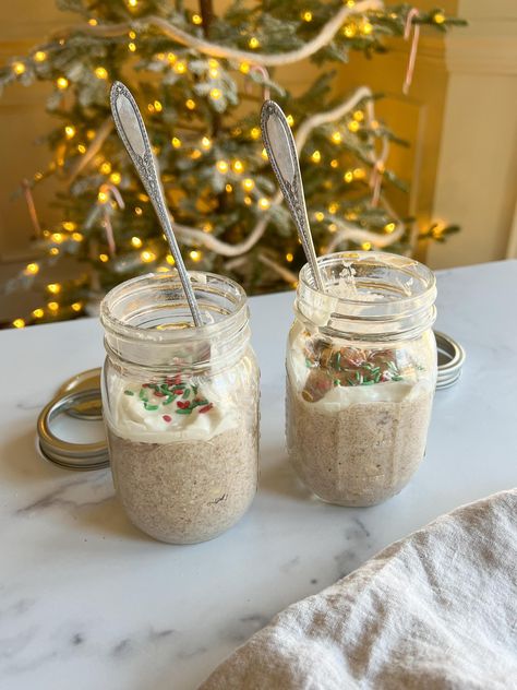 Iced Sugar Cookie Overnight N’Oatmeal — The Peachie Spoon | High Protein Recipes Mini Overnight Oats, High Protein Christmas Recipes, Holiday Overnight Oats, The Peachie Spoon Recipes, Peachie Spoon Recipes, The Peachie Spoon, Sugar Cookie Overnight Oats, Low Sugar Overnight Oats, Christmas Overnight Oats