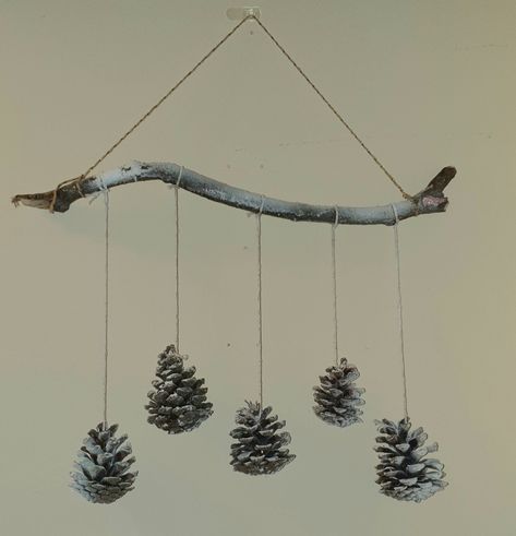 Ireland Crafts, Branch Crafts, Branch Mobile, Tree Branch Crafts, Winter Theme Preschool, Natural Crafts, Xmas Window, Twig Crafts, Driftwood Mobile