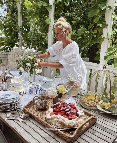 Birthday Tablescape For Women, Midsommar Party Decor, Midsommar Outfit, Midsommar Party, Outdoor Tablescapes, Buffet Party, Slow Living, Decoration Table, Dinner Table