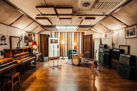 Nyc Music Studio, Music Amp Storage Ideas, Simple Recording Studio, Cabin Music Studio, Music Rehearsal Room, Vintage Recording Studio, Drum Studio Ideas, Music Production Room, Cool Music Studio