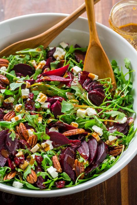 Beet Salad with Arugula and Balsamic Vinaigrette - NatashasKitchen.com Salad With Beets, Salad Quinoa, Arugula Salad Recipes, Beet Salad Recipes, Roasted Beet Salad, Resep Salad, Beetroot Salad, Feta Salad, Healthy Bites