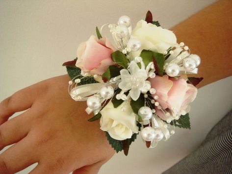 corsage wristlet - Yahoo Image Search Results Pale Pink Corsage, Corsage With Pearls, Pink Wrist Corsage, Mob Wedding, Pink Corsage, Prom Flowers Corsage, Corsage Flowers, Wrist Corsage Wedding, Prom Corsages