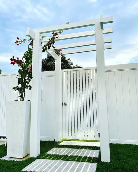 Front Yard Pool Design, Front Gate Entry Ideas, Pvc Fencing Ideas, Front Yard Pool Ideas, Coastal Fencing Ideas, Front Fences And Gates, Front Fences, Hampton Front Yard, Hamptons Fence Ideas