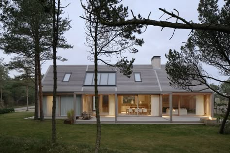 Scandinavian Home Exterior, Modern Scandinavian House, Scandinavian Exterior, Scandinavian Exterior Design, Scandinavian Architecture, Scandi Home, Rural House, Scandinavian Home, Residential Building