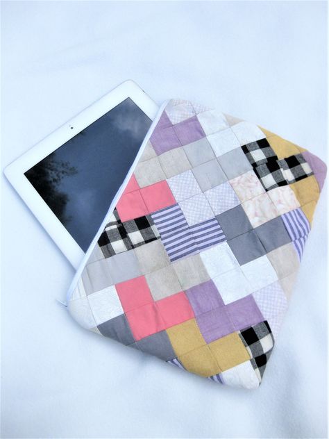 DIY iPad Case! - Making Things is Awesome Ipad Sleeve Diy, Diy Ipad Case, Popular Fall Nail Colors, Ipad Case Pattern, Ipad Sleeve Case, Ipad Pouch, Patchwork Diy, Apple Watch Iphone, Cute Quilts