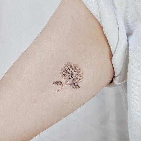 Hydrangea Tattoo, Gladiolus Tattoo, Cream Tattoo, Back Of Shoulder Tattoo, Large Tattoos, Flower Tattoo Designs, Design Tattoo, Fine Line Tattoos, Tattoo Designs For Women