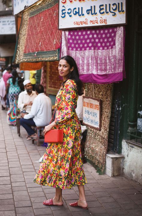 Fashion designer Saloni Lodha opens her little black book and reveals the best places to visit in the megalopolis of Mumbai, which draws her back at least twice a year. Mumbai Street Style, Mumbai Street Fashion, Crawford Market, Mumbai Travel, Mumbai Street, Mumbai Fashion, India Street, Simple Kurta, Art Deco Chair