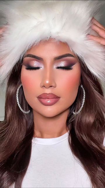 Huda Icy Nude Palette, Huda Beauty Icy Nude Palette Looks, Icy Nude Makeup, Icy Girl Makeup, Frosty Eye Makeup, Icy Makeup Looks, Winter Makeup Aesthetic, New Year Makeup Looks, Smokey Eye Nude Lip