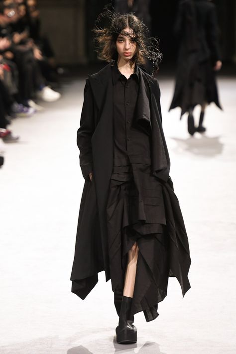 Yohji Yamamoto RTW Fall 2023 [PHOTOS] Yohji Yamamoto 80s, Yoji Yamamoto, Japanese Fashion Designers, Plain Outfits, Archive Fashion, Layered Fashion, March 2023, Fashion Project, 2023 Collection