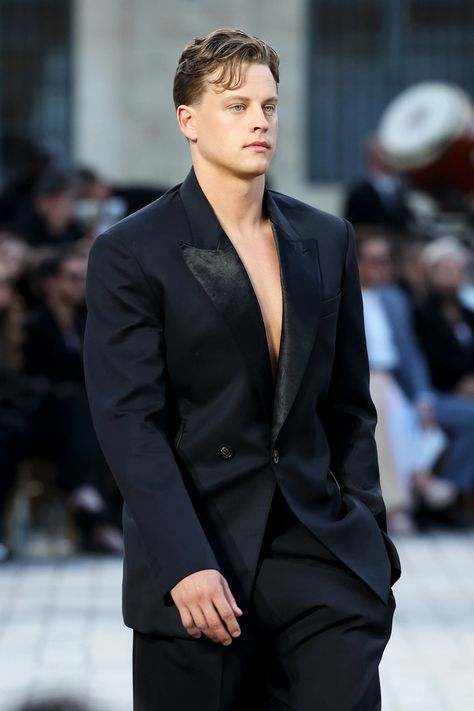 Pascal Le Segretain Joe Burrow Haircut, Backless Jacket, Hermes Dress, Black Ruffled Skirt, Joe Borrow, Horse Dress, Joe Burrow, Alexander Skarsgård, Joe Cool