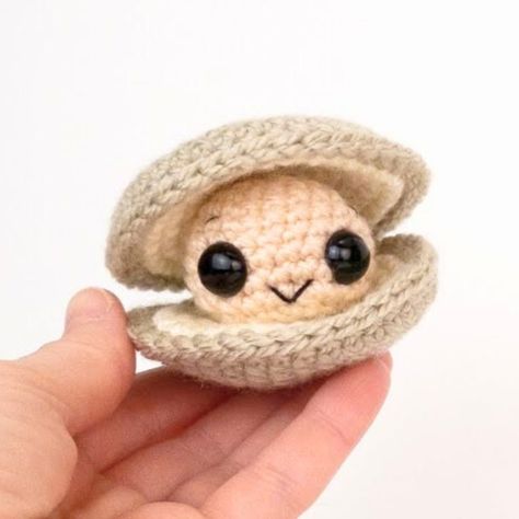 Create crochet clam with a cute pearl inside using simple stitches, perfect for ocean enthusiasts and fans of whimsical handmade gifts. Emotional Support Shrimp Crochet, Crochet Clam Shell Pattern Free, Whimsical Amigurumi, Crochet Clam, Amigurumi Simple, Crochet Ocean, Crochet Pig, Crochet Fun, Step By Step Crochet