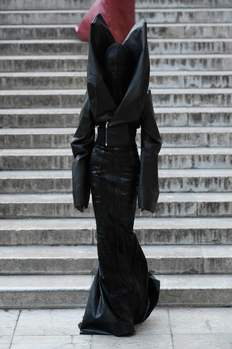 Rick Owens Designer, Rick Owens Photoshoot, Rick Owens Wife, Brutalism Fashion, Rick Owens 2023, Rick Owens Aesthetic, Rick Owens Womenswear, Rick Owens Runway, Rick Owens Outfit