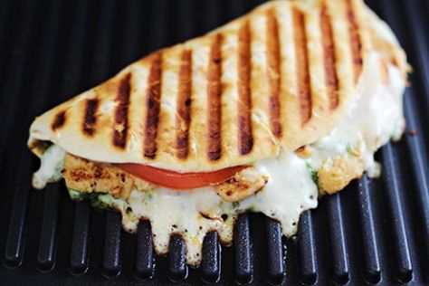 Grilled Chicken Flatbread Sandwich, Chicken Pesto Flatbread, Pesto Flatbread, Flatbread Sandwiches, Food Sandwiches, Sandwiches Recipes, Chicken Flatbread, Healthy Sandwich Recipes, Pita Sandwiches