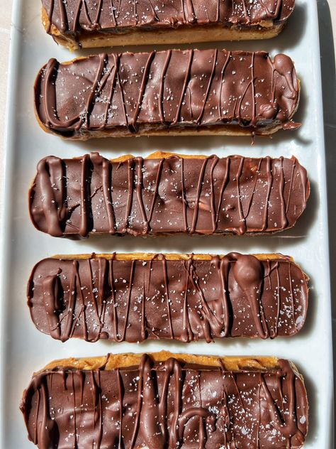 Healthy snickers protein bars - danishealthyeats.com Snickers Protein Bar, Healthy Snickers, Snickers Protein, Ella Vegan, Coconut Oil Chocolate, Caramel Ingredients, Meal Prep Snacks, Protein Brownies, Snickers Bar