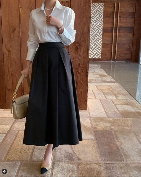 Aesthetic Black Skirt Outfit, Korean Black Skirt Outfit, Suit Skirt Outfit Classy, Classical Wardrobe, Black Long Skirt Outfit, Long Black Skirt Outfit, Black Skirt Outfit, Modest Outfits Muslim, Black Skirt Outfits