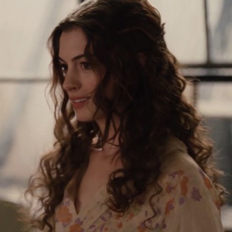 Anne Hathaway Curly Hair, Maggie Murdock, Love Others, Anne Hathaway, Cute Hairstyles, Hair Ideas, Curly Hair, Hair Inspiration, In Love