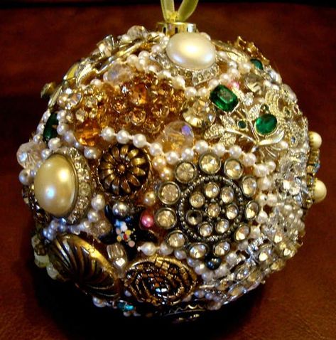 Jewelry Christmas ball ornament - WonderfulDIY.com Old Jewelry Crafts, Jewel Ornaments, Costume Jewelry Crafts, Vintage Jewelry Diy, Diy Jewelry To Sell, Vintage Jewelry Ideas, Diy Jewelry Rings, Vintage Jewelry Repurposed, Jeweled Christmas