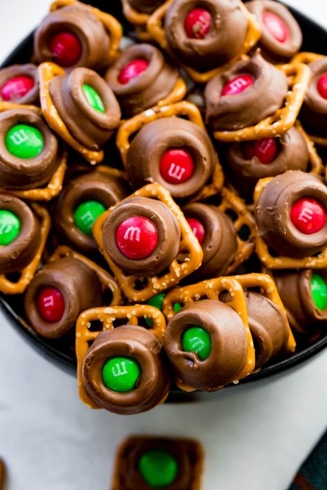 I had these cute little Christmas Rolo M&M Pretzels years and years ago and I absolutely fell in love with them. They are so simple but they are addicting! #snacks #pretzels #chocolate #christmas #neighborgifts #easyrecipe #easydessert #easysnack Square Pretzels With Rolos, Pretzel Hershey Kiss M&m Rolo, Desserts With Rolos, Pretzel Rolo M&m, Pretzel Roll, Rolo Pretzels, Rolo Candy, Gf Snacks, Pretzel Snacks