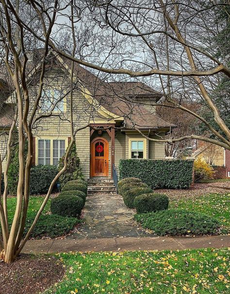 Cozy Aesthetic Houses Exterior, House Exterior Cozy Aesthetic, Aesthetic House Exterior Small Cozy, Midwest Homes Exterior, Vintage Suburban House, Cute Old Houses Exterior, 1940s House Exterior, Dallas House, 1940s Home