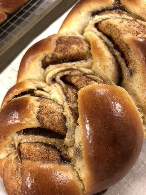 Cinnamon Roll Challah, Challah Bread Recipe Sweet, Cinnamon Raisin Challah, Challah Cinnamon Rolls, Homemade Challah Bread, Challah Bread Rolls, Flavored Challah Bread, Challa Bread Recipes, Chala Bread Recipe