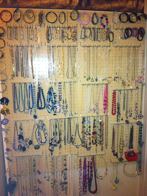 To keep my jewerly organized, I used peg board, with a 1x1 board on the back and painted it the same color as the wall. I put tea cup hooks around the outside for broaches and peg board hooks for necklaces & bracelets. Since it is located behind a door, I put a door stop on the board. Diy Peg Board, Peg Board Hooks, Peg Boards, Jewelry Storage Solutions, Jewerly Organizer, Pegboard Organization, Jewerly Displays, Diy Jewelry Display, Diy Jewelry Holder