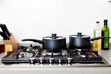 Kitchen Trends To Avoid, Clean Stove Burners, White Vinegar Cleaning, Baking Soda Scrub, Gas Stove Burner, Clean Stove, Gas Stove Top, Burnt Food, Sheet Pans