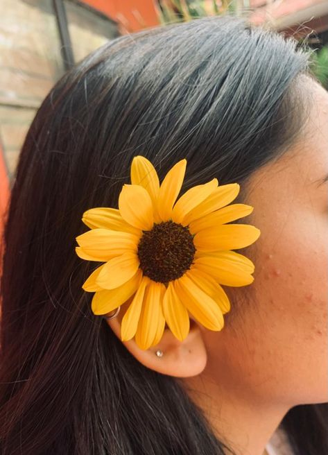 aesthetic sunflower picture Tum Jo Aaye, Aesthetic Sunflower, Couples Hidden Face Pics, Face Pics, 21st Birthday Photoshoot, Sunflower Photo, Sunflower Pictures, Sunflower Wallpaper, Flowers Aesthetic