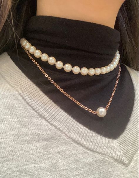 Perl Neckles Outfit, Neck Assesories Aesthetic, Gray Pants Outfit Aesthetic, Pearl Asethic, Pearl Necklace Casual Outfit, Pearl Outfit Classy, Outfits With Pearl Necklace Casual, Pearls Necklace Outfit Casual, Winter Accessories Jewelry