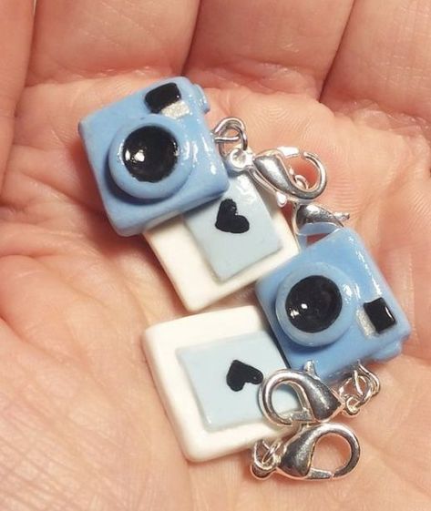 Air Dry Clay Camera, Gantungan Kunci Clay, Clay Keychain Aesthetic, Mini Clay Charms, Air Dry Clay Keychain Ideas, Fimo Keychain, Air Dry Clay Keychain, Clay Stitch Markers, Polymer Clay Stitch