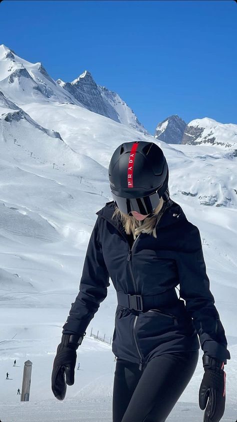 Swiss Fashion Outfits, Moncler Ski Outfit, St Moritz Aesthetic, Cool Snowboarding Outfit, Ski Instagram Pictures, Ski Outfit Aesthetic, Japan Skiing, Zermatt Ski, Ski Outfits For Women